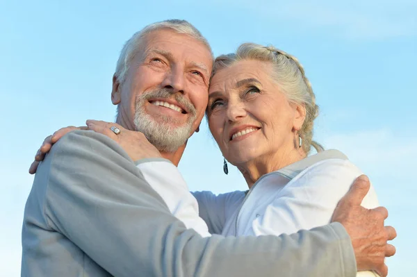 Bejaarde Echtpaar Ontspannen Een Zonnige Dag Samen — Stockfoto