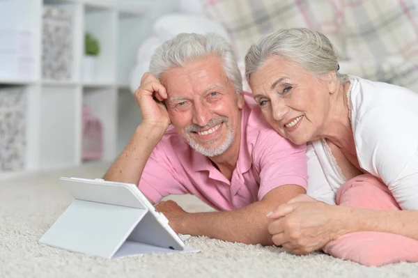 Retrato Casal Idosos Felizes Usando Tablet Casa — Fotografia de Stock