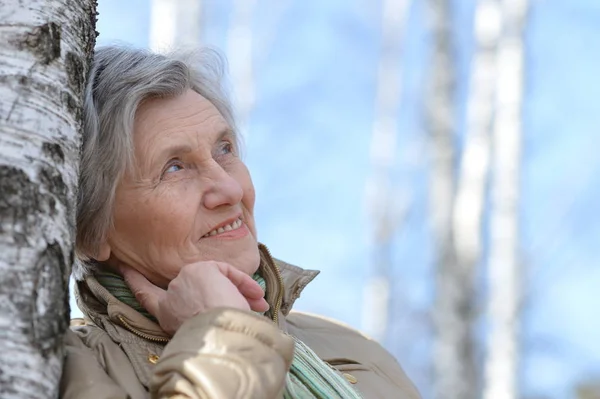 Porträtt Mogen Kvinna För Promenad Naturen Våren — Stockfoto