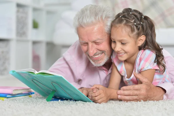 Padre ayudando a hijo con la tarea — Foto de Stock