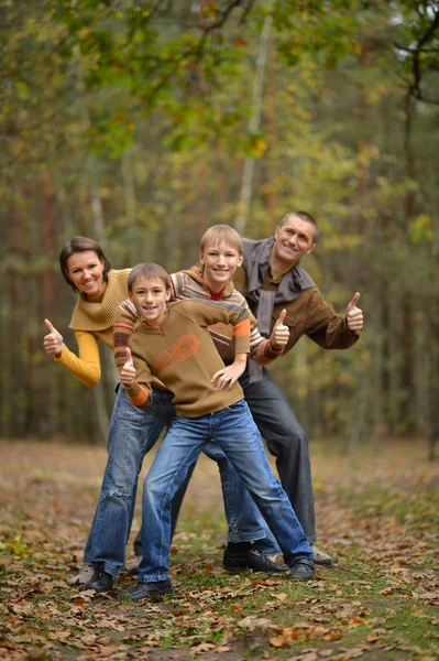 Lyckliga Leende Familjen Höst Skog Med Tummen Upp — Stockfoto