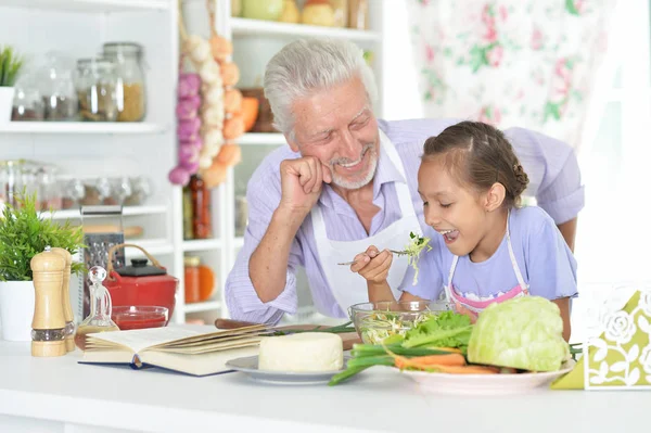 Äldre Man Med Barnbarn Förbereder Middag Köket — Stockfoto