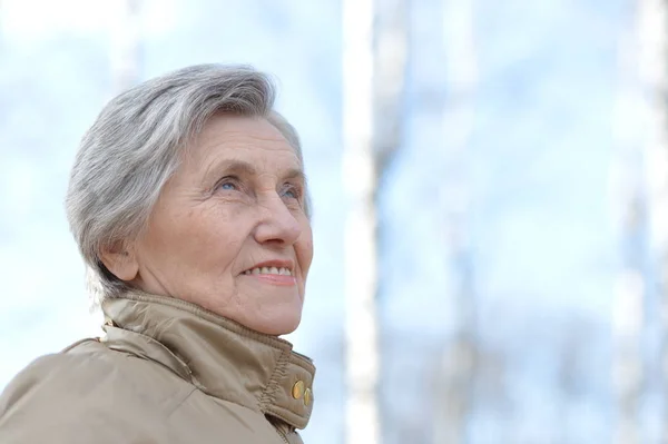 Porträtt Äldre Kvinna För Promenad Naturen Våren — Stockfoto