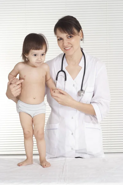 Ärztin Mit Kind Krankenhaus — Stockfoto