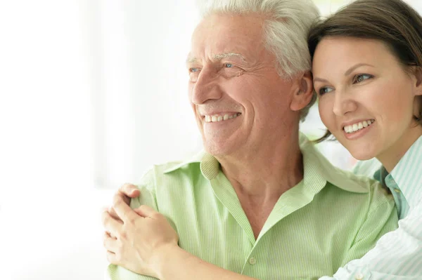 Senior Mann mit erwachsener Tochter — Stockfoto