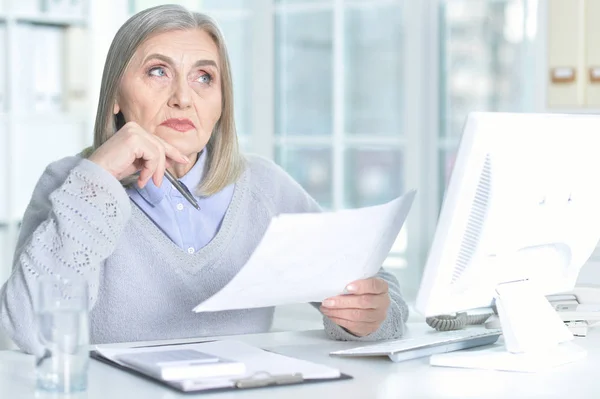 Senior Vrouw Die Werkt Aan Tafel Met Computer — Stockfoto