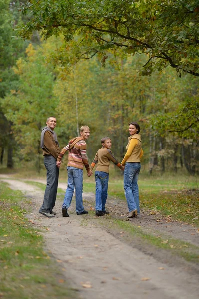 Feliz Família Sorridente Floresta Outono Olhando Para Trás — Fotografia de Stock
