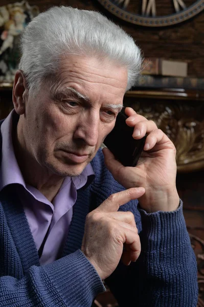 Retrato Del Anciano Reflexivo Hablando Por Teléfono Casa — Foto de Stock