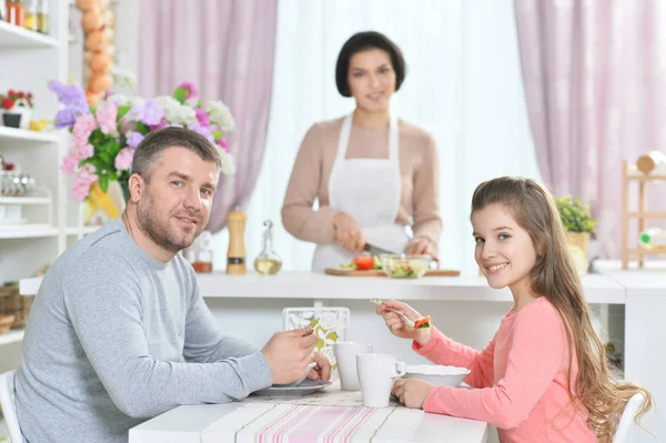 Leende Flicka Och Far Äter Köket Med Mamma Bakgrund — Stockfoto