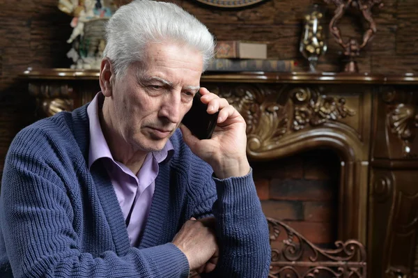 Ritratto Uomo Anziano Premuroso Che Parla Telefono Casa — Foto Stock