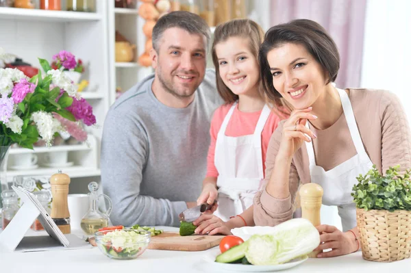 若い家族一緒にキッチンで料理 — ストック写真