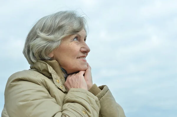 Портрет Красивой Пожилой Женщины Фоне Голубого Неба — стоковое фото