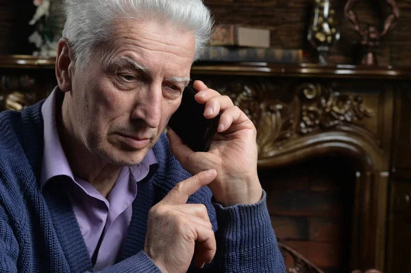 Portret Van Doordachte Senior Man Praten Telefoon Thuis — Stockfoto