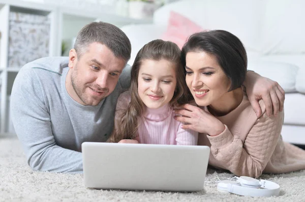 Família Feliz Com Laptop Casa — Fotografia de Stock