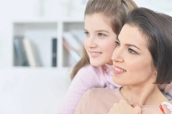 Retrato Cerca Una Chica Encantadora Con Mamá Casa — Foto de Stock