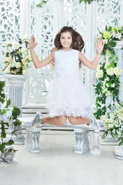 Счастливая Маленькая Девочка Белом Платье Прыгает — стоковое фото