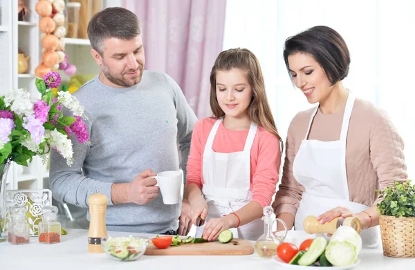 Jovem Família Cozinhar Juntos Cozinha — Fotografia de Stock