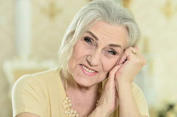Portret Pięknej Kobiety Starszy Biżuterią Pozowanie Domu — Zdjęcie stockowe