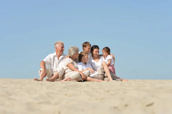 Grande Família Amigável Relaxar Areia Juntos Verão — Fotografia de Stock