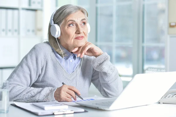 Senior kvinna som använder bärbar dator — Stockfoto