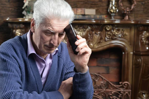 Portrait Thoughtful Senior Man Smartphone Home — Stock Photo, Image