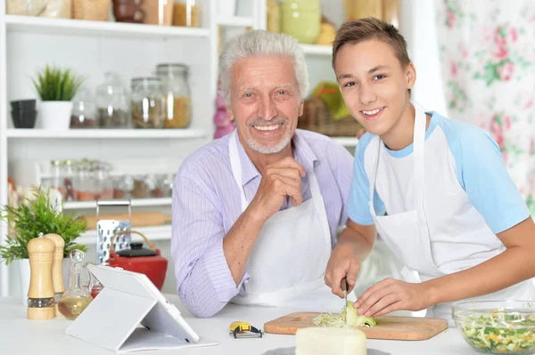 Äldre Man Med Barnbarn Förbereder Middag Köket — Stockfoto