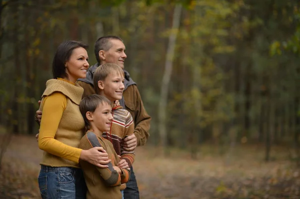 Happy Familie Herfst Bos Zoek Weg Glimlachen — Stockfoto