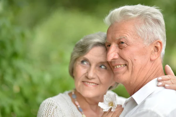 Amando Casal Mais Velho Passeio Parque Juntos — Fotografia de Stock