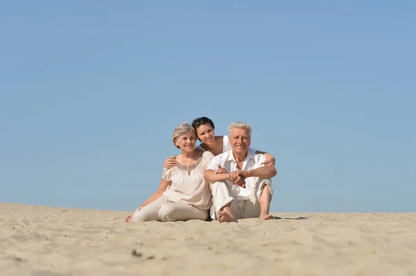 Persone Sedute Sulla Sabbia Giorno Estate — Foto Stock