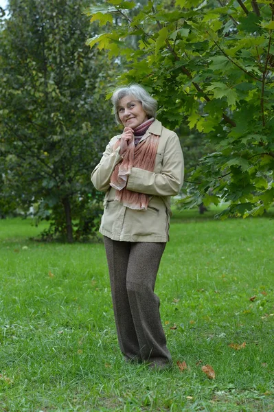 Bela Mulher Sênior Posando Parque — Fotografia de Stock