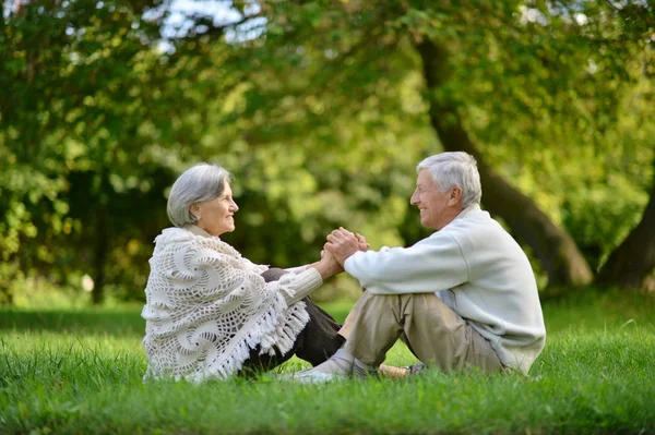 Joyeux Couple Assis Dans Parc Printemps — Photo