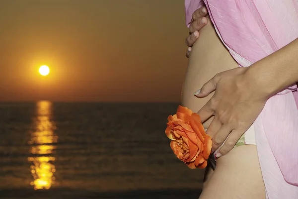 Ventre Une Femme Enceinte Contre Coucher Soleil Été — Photo