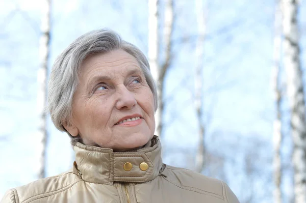 Porträtt Gammal Kvinna För Promenad Naturen Våren — Stockfoto