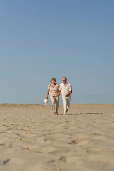 Elderly Couple Love Walking Barefoot Sand — Stock Photo, Image