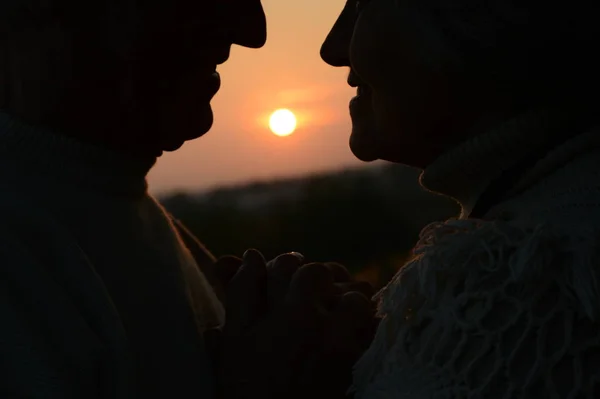 Glückliches Älteres Paar Bei Schönem Sonnenuntergang — Stockfoto