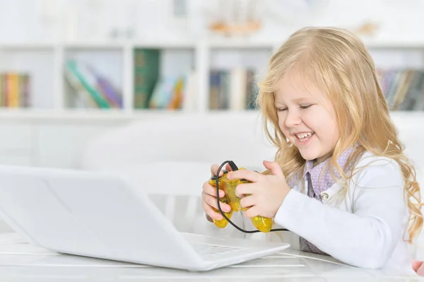 Schattig Meisje Met Laptop Thuis Speelspel — Stockfoto