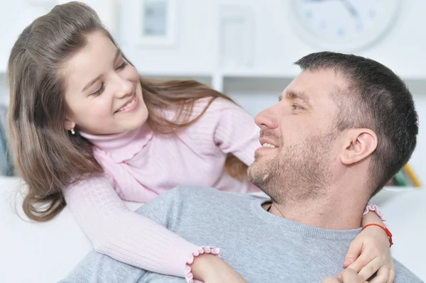 Nettes Mädchen Mit Ihrem Vater Hause — Stockfoto