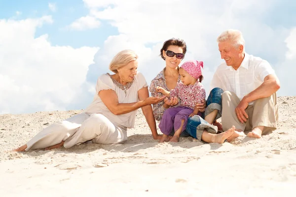 Menina Com Seus Avós Mãe Descansando Areia Verão — Fotografia de Stock