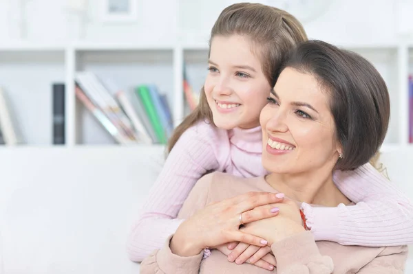 Close Retrato Uma Menina Encantadora Com Mãe Casa — Fotografia de Stock