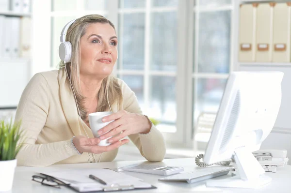 Reife Frau mit Computer — Stockfoto