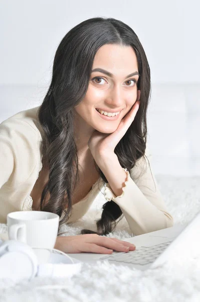 Donna utilizzando il computer portatile — Foto Stock