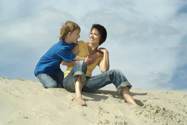 砂の中の子供と美しいお母さん — ストック写真