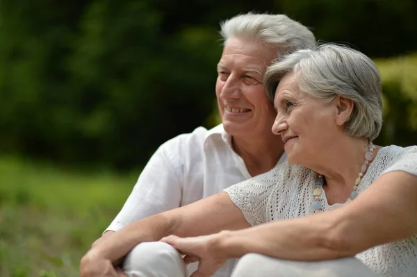 Liefdevolle Ouder Paar Een Wandeling Het Park Zomer — Stockfoto