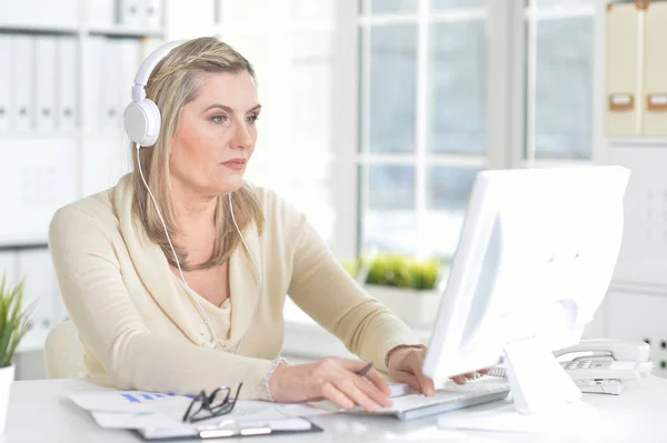 Mature woman using computer — Stock Photo, Image