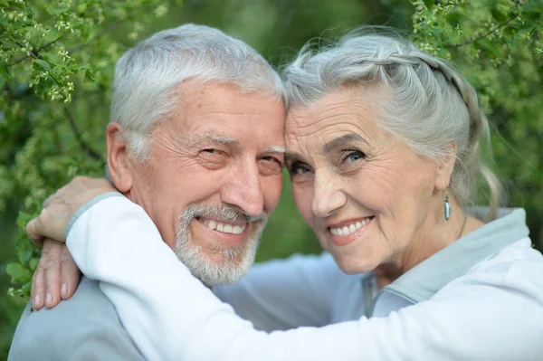 Koppel zit in het park — Stockfoto