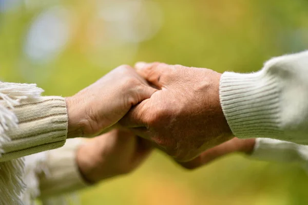 Ouderen paar hand in hand — Stockfoto