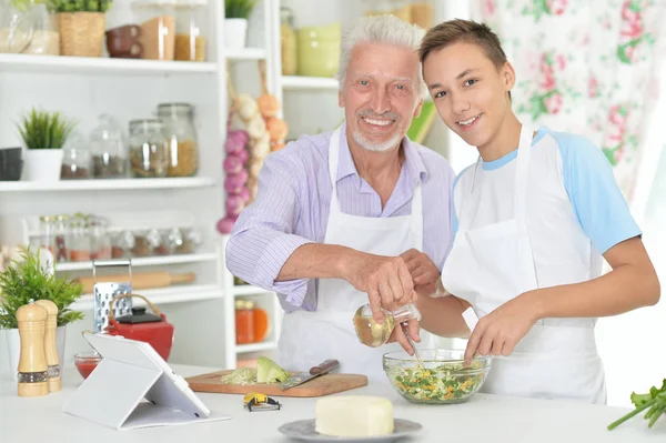 Starszy Człowiek Wnukiem Przygotowując Obiad Kuchni — Zdjęcie stockowe