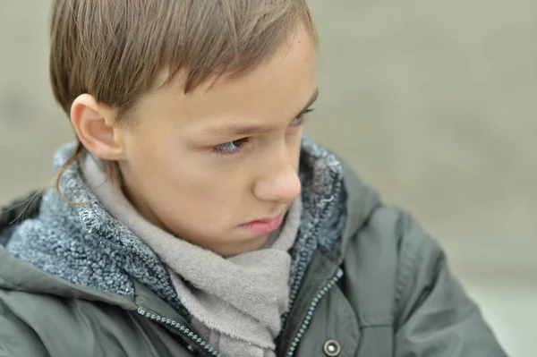 Portret Smutny Chłopiec Świeżym Powietrzu Parku — Zdjęcie stockowe