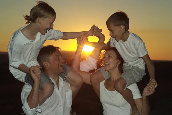 Familia Feliz Campo Verano Atardecer Tomados Mano — Foto de Stock