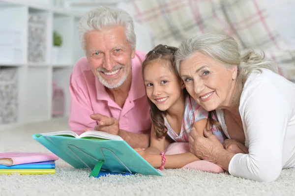 Großeltern Helfen Enkelin Bei Hausaufgaben Hause — Stockfoto